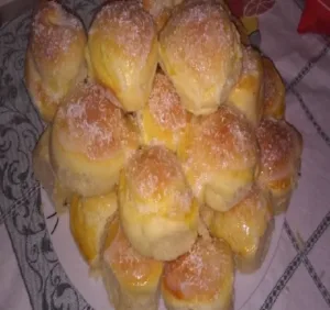 Pãezinhos de leite condensado e coco ralado