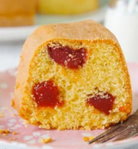 Receita de bolo de fubá com goiabada dentro