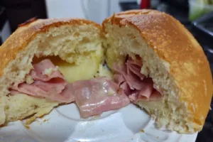 Pão de Batata Recheado com Presunto e Queijo