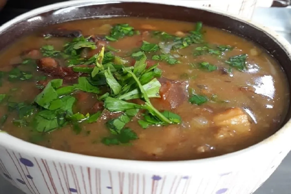 Caldo de Feijão com Carne, Bacon e Mandioca