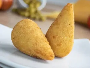 Coxinha de frango tradicional de massa simples com água