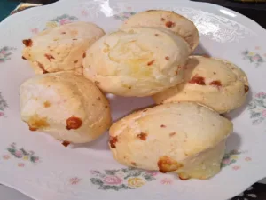 Pão de queijo simples caseiro de polvilho azedo