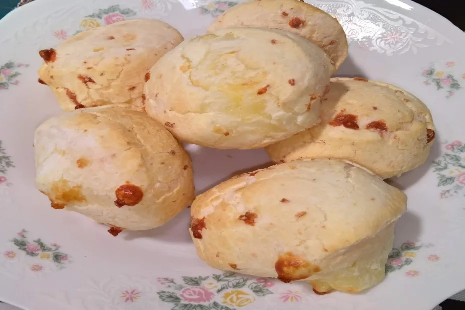 Pão de queijo simples caseiro de polvilho azedo