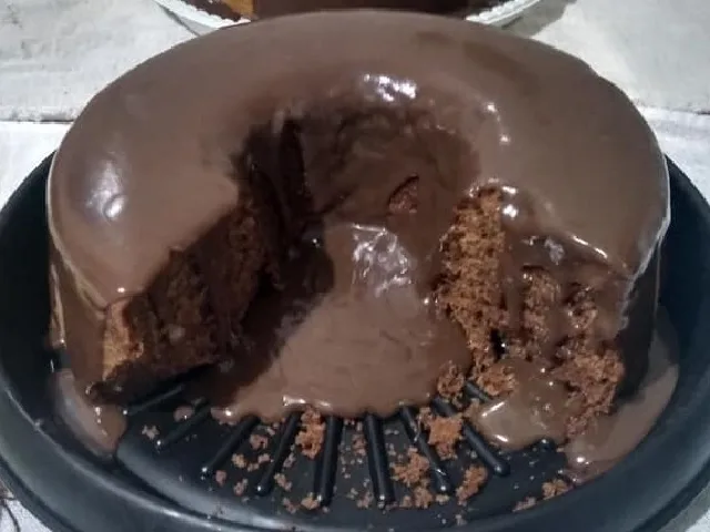 Bolo de chocolate simples de liquidificador fofinho com cobertura