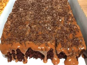 O bolo nega maluca é uma iguaria clássica que conquista corações com sua textura fofinha e molhadinha, além do sabor intenso de chocolate que nos transporta para momentos de pura indulgência. Esta receita, além de tradicional, é uma verdadeira celebração do prazer gastronômico.