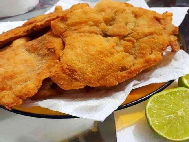 A receita de filé de peixe frito empanado com farinha de trigo é um clássico delicioso, simples de preparar e que agrada a muitos paladares.