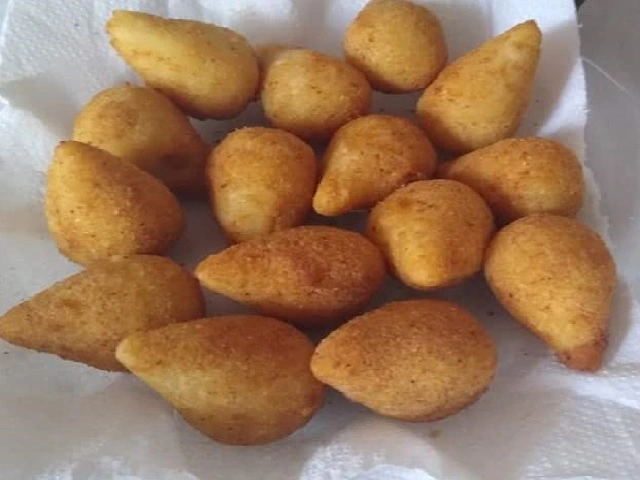 As coxinhas de frango com massa de batata ficam macias por dentro e crocantes por fora, com um recheio saboroso e suculento. É perfeita para servir como lanche ou petisco!